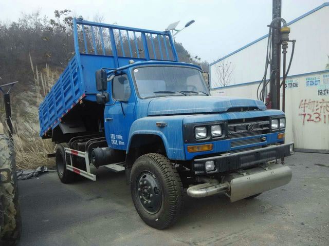 四驅(qū)尖頭自卸車